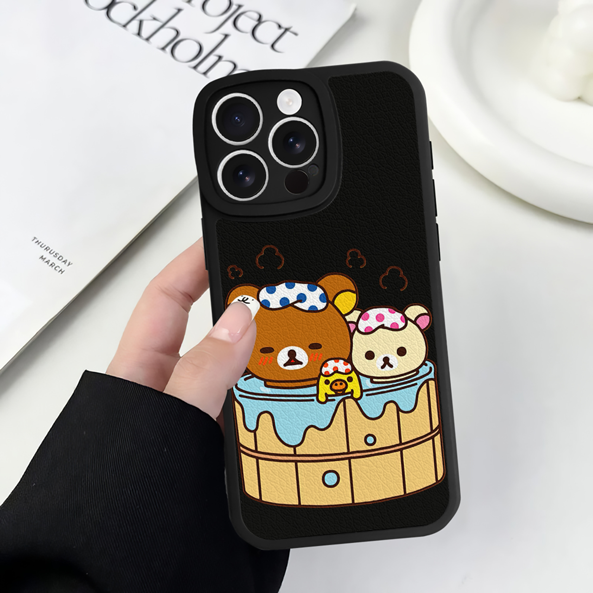 （画像用） リラックマ リラックマ キイロイトリ Rilakkuma Korilakkuma Kiiroitori 【iPhone 16シリーズ対応】シリコンスマホケース（レザー調） 材質：シリコン